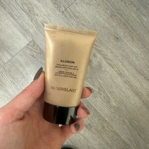 Hourglass Illusion Hyaluronic Skin Tint - shell